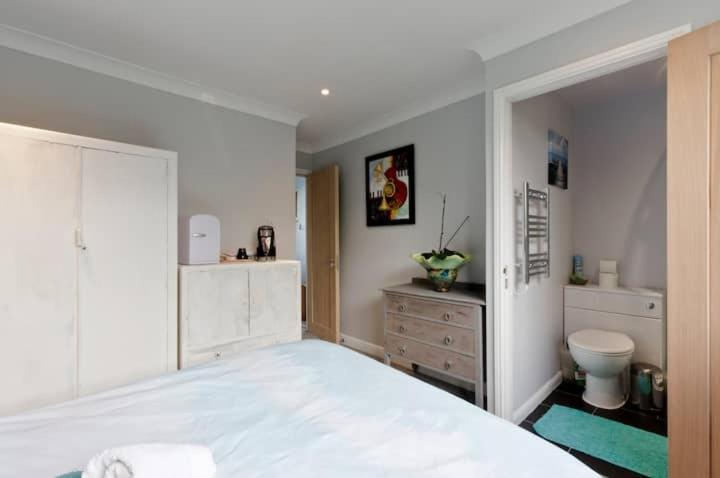 Stayinwoking At 30 Woodlands Horsell Ngoại thất bức ảnh