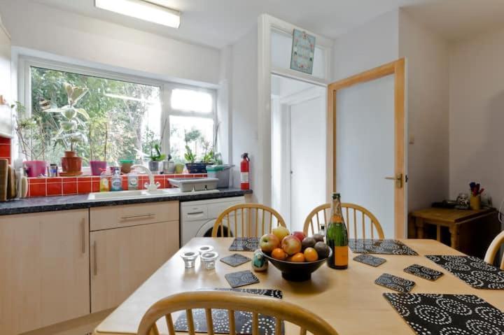 Stayinwoking At 30 Woodlands Horsell Ngoại thất bức ảnh