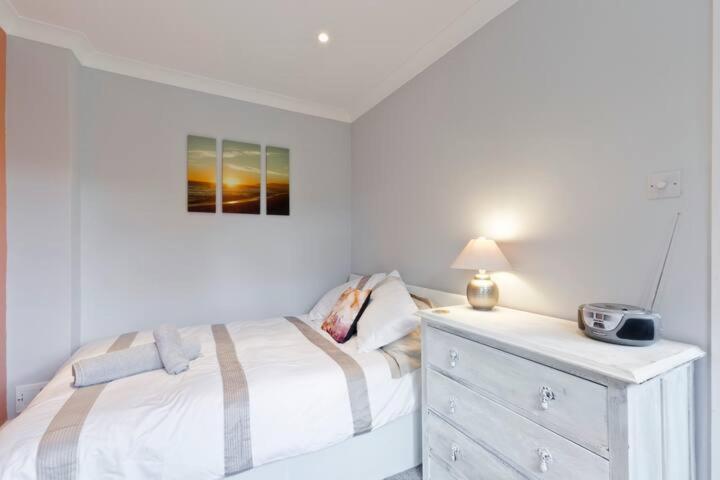Stayinwoking At 30 Woodlands Horsell Ngoại thất bức ảnh