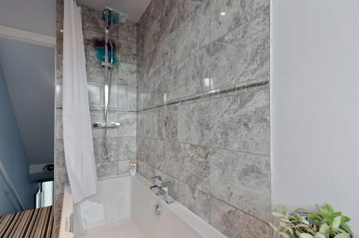 Stayinwoking At 30 Woodlands Horsell Ngoại thất bức ảnh